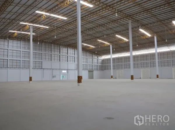 Warehouse for rent in Lopburi - Open factory floor with smooth concrete, skylights and a grid of support columns