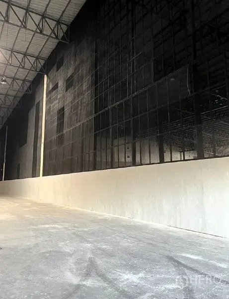 货栈 出租在Bang Pakong, Chachoengsao - 仓库内部层高通透，金属墙面与平整混凝土地面。