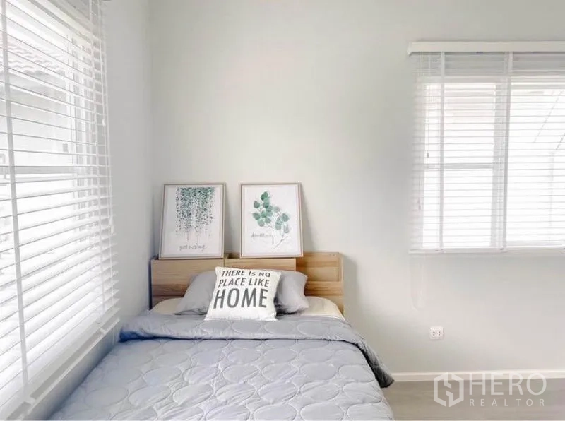 Detached House for rent in Prawet, Bangkok - Cozy secondary bedroom with large windows, blinds and minimalist decor.