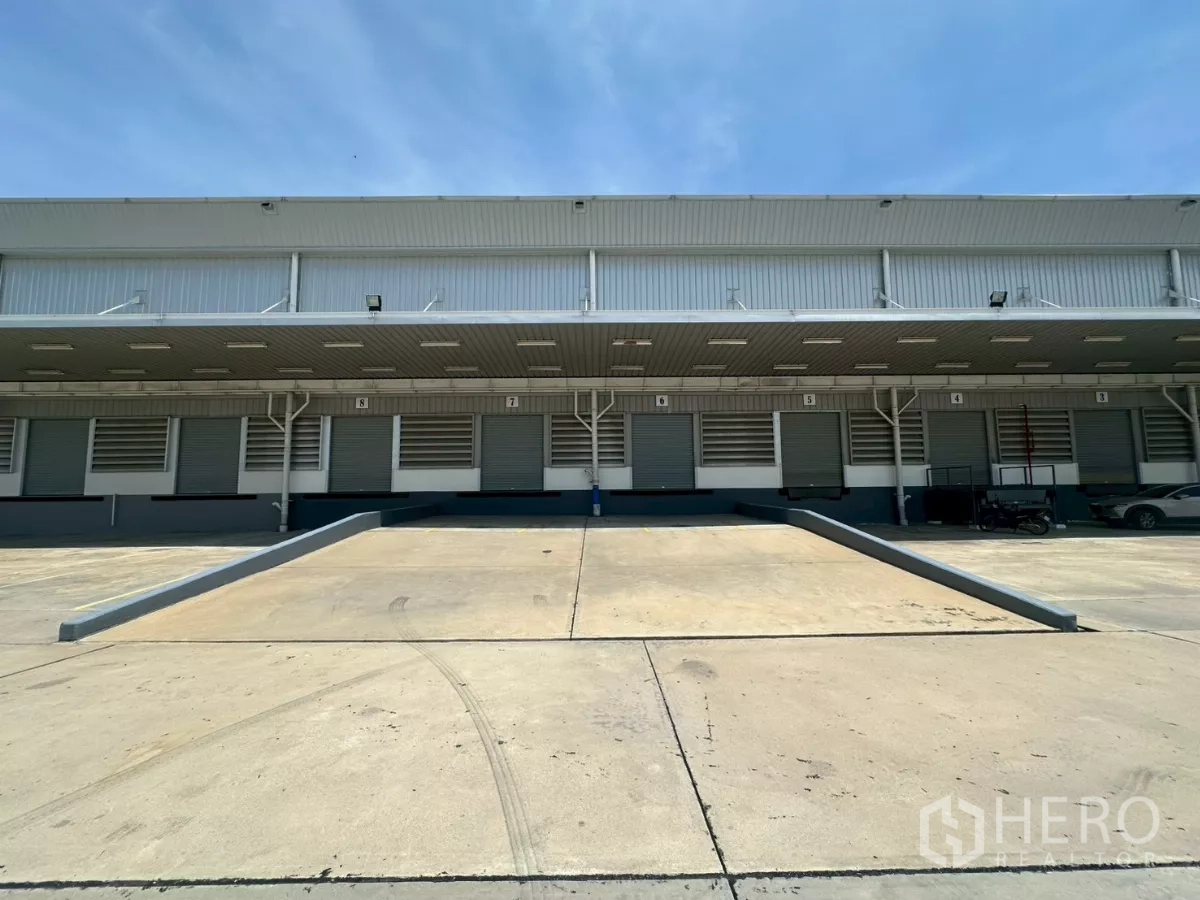 Warehouse for rent in Bang Phli, Samut Prakan - Central truck ramp leading to raised dock with canopied platform.