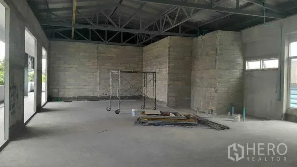 Retail Space for rent in Khlong Toei, Bangkok - Open-plan second-floor retail shell with high ceiling, steel trusses and unfinished block walls in Phra Khanong.