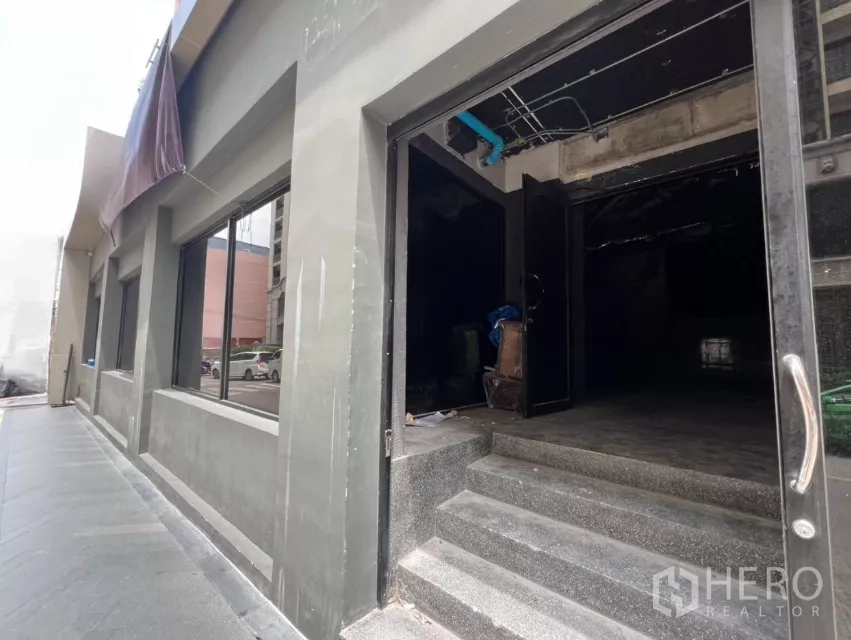 Retail Space for rent in Khlong Toei, Bangkok - Street-level retail frontage with wide windows and open doorway near Phrom Phong.