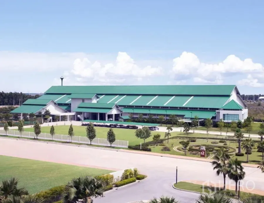 Factory for sale in Mueang Samut Sakhon, Samut Sakhon - Aerial view of a large green‑roof factory with landscaped grounds in Samut Sakhon.