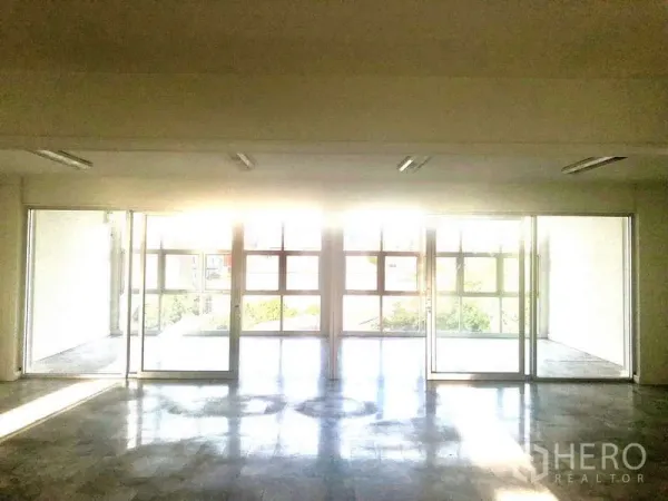 办公空间 出租在Bang Kapi, Bangkok - 大面积办公室配落地窗与推拉玻璃门，日照充沛通透明亮。