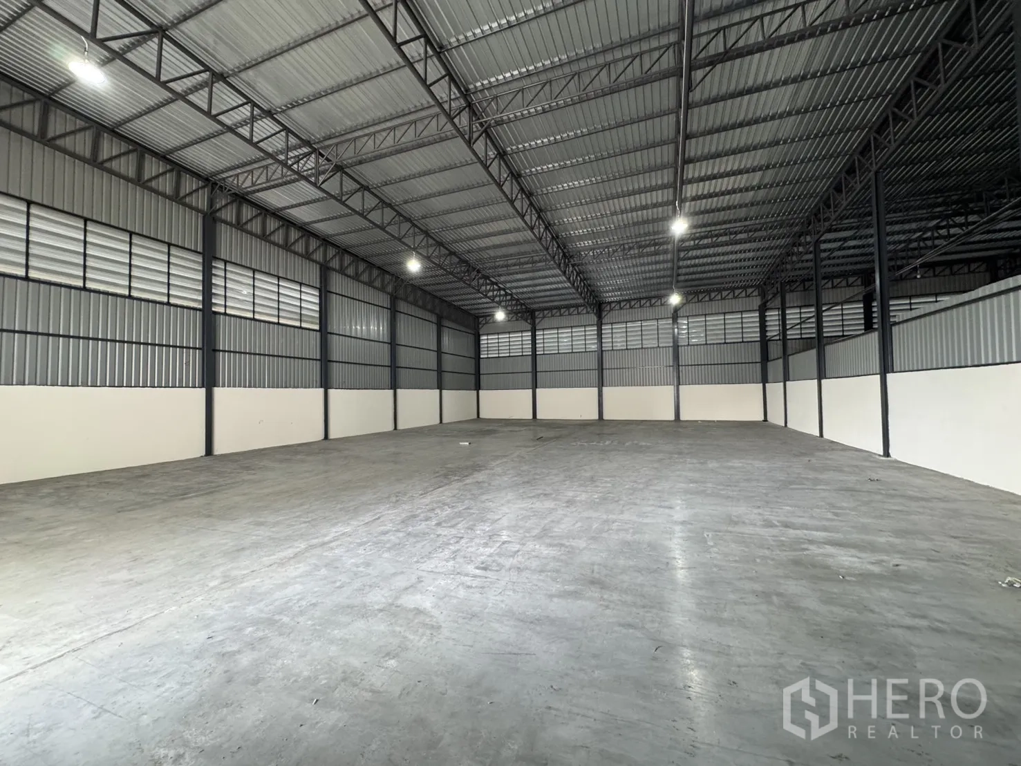 Warehouse for rent in Phra Nakhon Si Ayutthaya, Phra Nakhon Si Ayutthaya - Column-free warehouse space with smooth concrete slab and ventilated side panels for airflow.