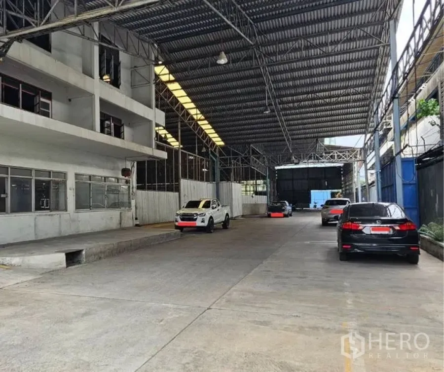 โรงงาน ให้เช่าในBang Kho Laem, Bangkok - พื้นที่จอดและโหลดสินค้าติดหลังคา กว้าง มีรถหลายคัน.