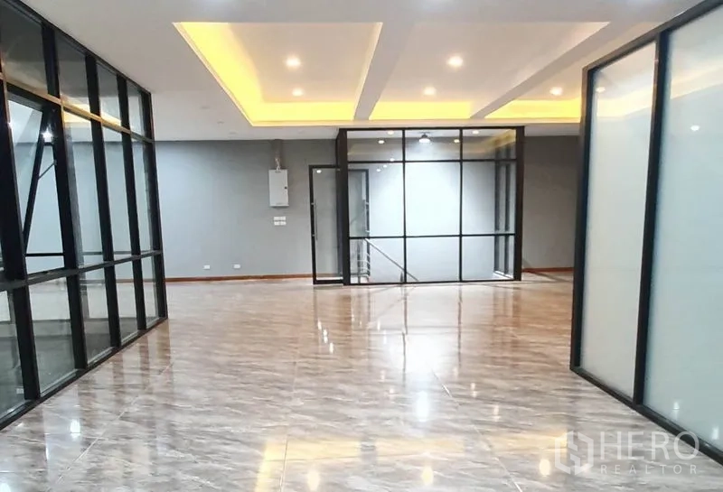 货栈 出租在Bang Khen, Bangkok - 办公室走廊，框架玻璃隔断、吊顶与高光地面。