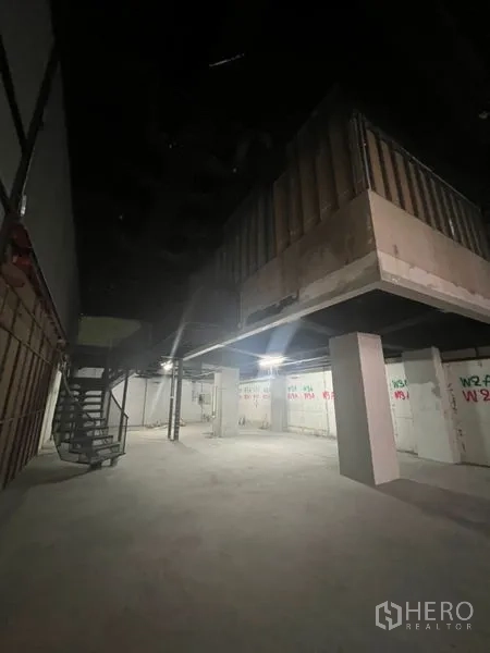 Retail Space for rent in Bang Rak, Bangkok - Retail floor with mezzanine platform, metal staircase and flexible open layout.