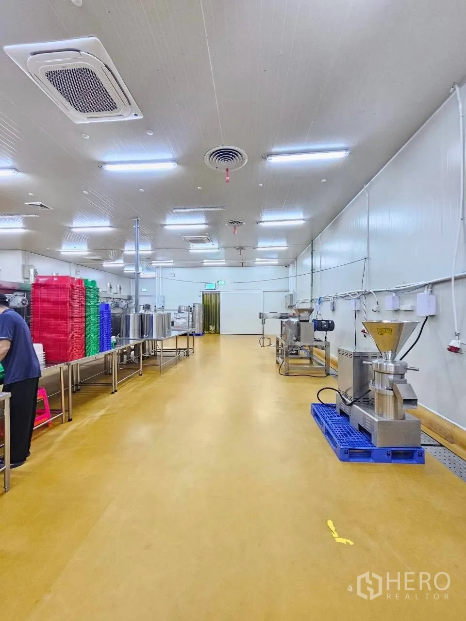 Factory for rent in Mueang Samut Sakhon, Samut Sakhon - Processing line with mixers and worktables on yellow floor.