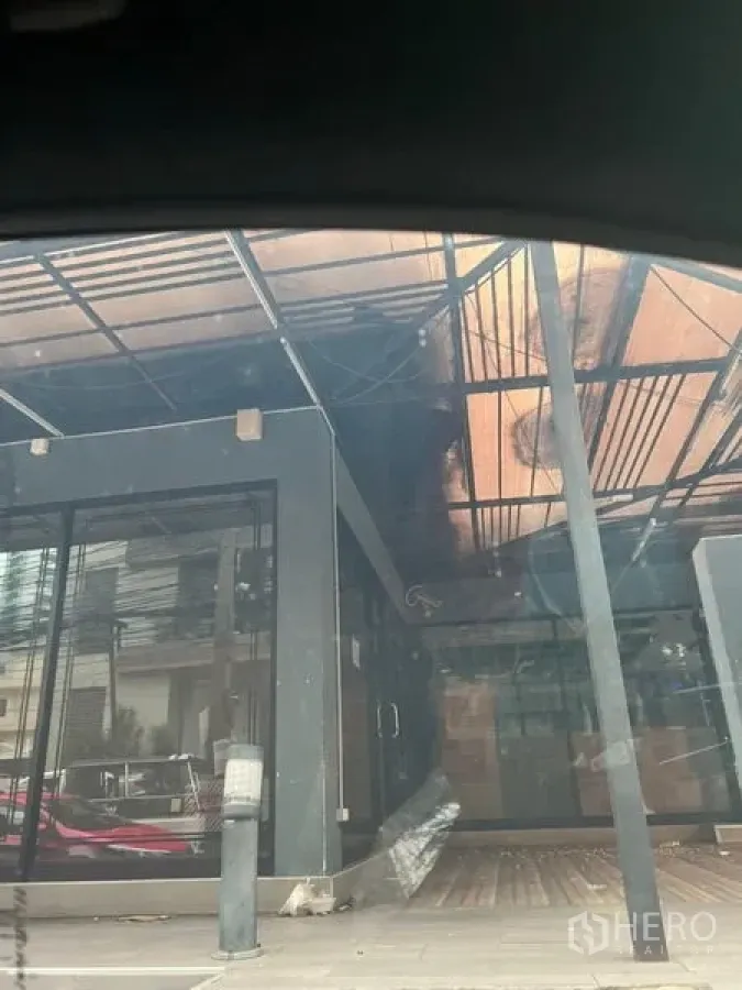 零售空间 出租在Khlong Toei, Bangkok - 曼谷空堤区临街零售铺面，玻璃门面与金属雨棚，设有遮蔽人行道。