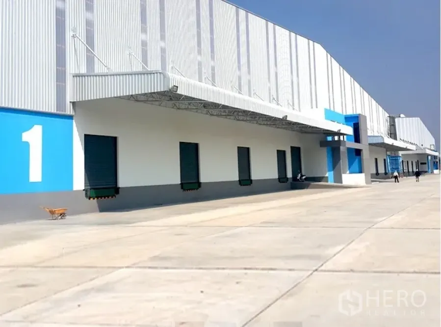คลังสินค้า ให้เช่าในChachoengsao - แนวช่องโหลดดิ้งด็อคพร้อมชายคาและประตูม้วนของศูนย์กระจายสินค้า