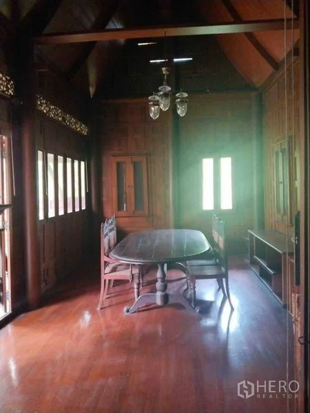独立式住宅 出租或出售在Suan Luang, Bangkok - 餐厅高挑拱顶木天花，摆放复古餐桌椅。