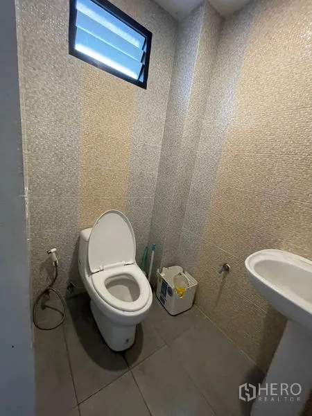 Home Office for rent in Chatuchak, Bangkok - Second bathroom with pedestal sink and separate shower enclosure.