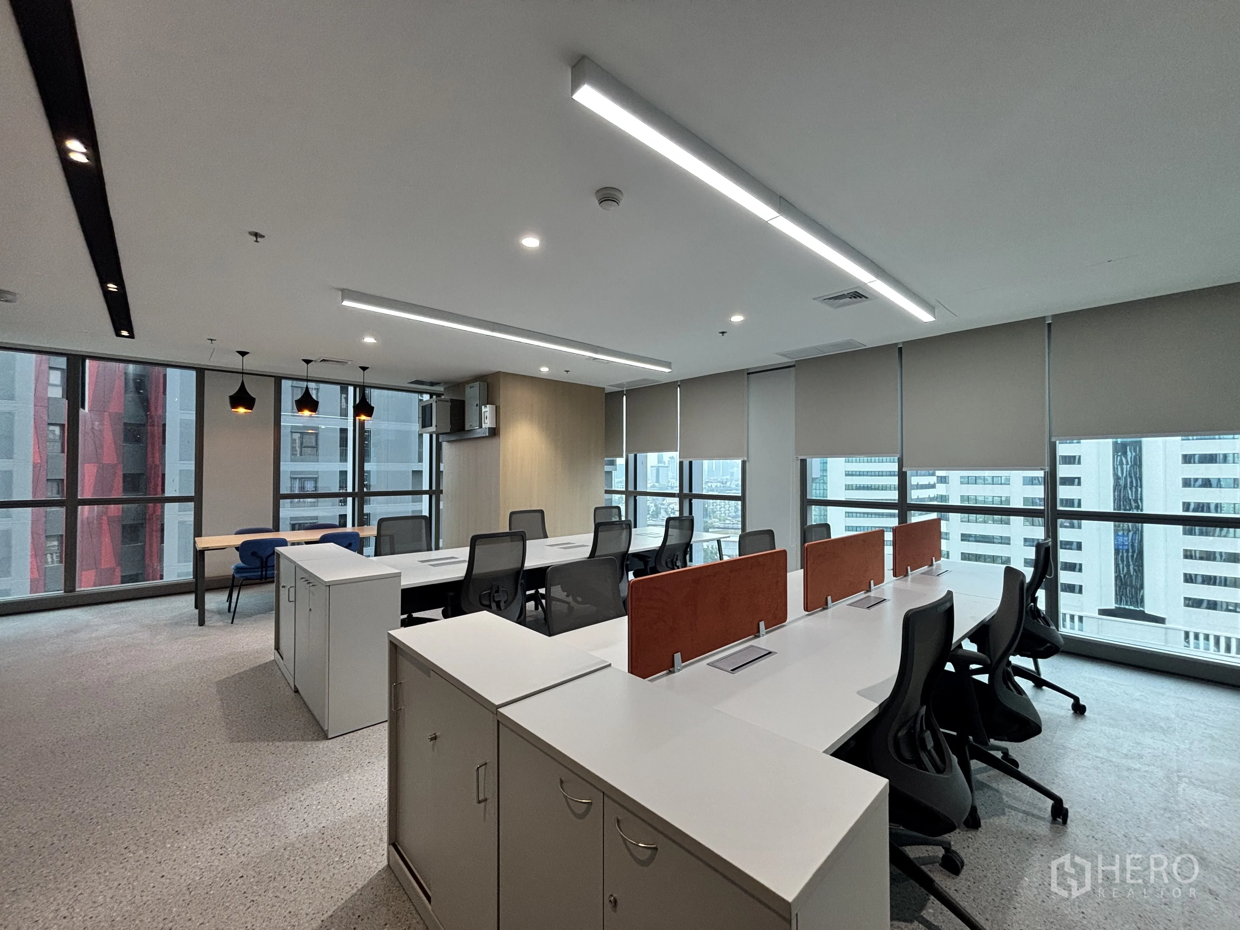 Office Space for rent in Huai Khwang, Bangkok - Bright workspace with roller blinds, two rows of desks and panoramic Bangkok city view.