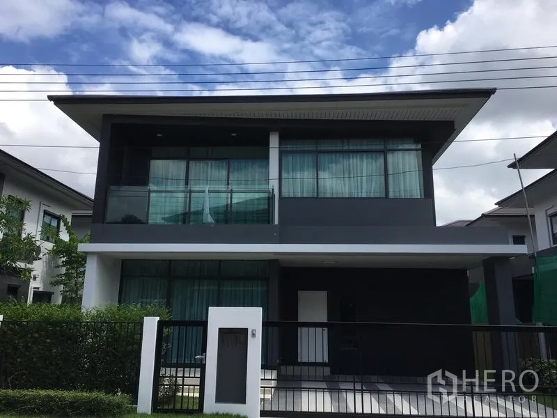 Detached House for rent or sale in Bang Kapi, Bangkok - Modern two-storey detached house with large glass windows, balcony rail and gated front yard in Bang Kapi.