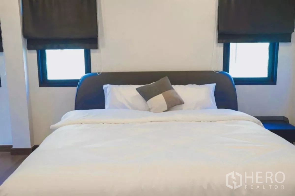 Detached House for rent in Bang Phli, Samut Prakan - Secondary bedroom with bed and twin windows fitted with blackout shades.