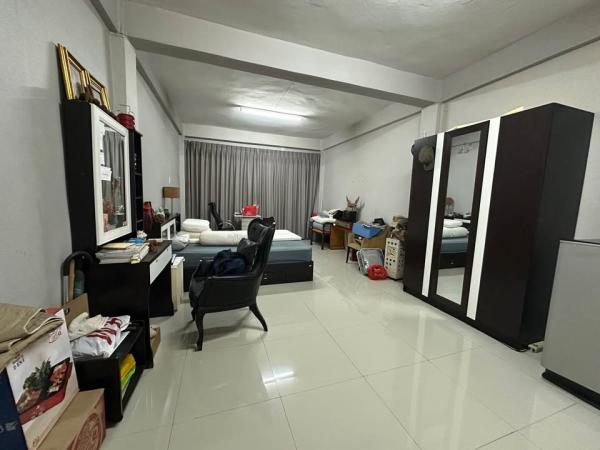 Shophouse for rent in Phra Khanong, Bangkok - Spacious tiled multipurpose bedroom with wardrobes, desk and long curtained window.