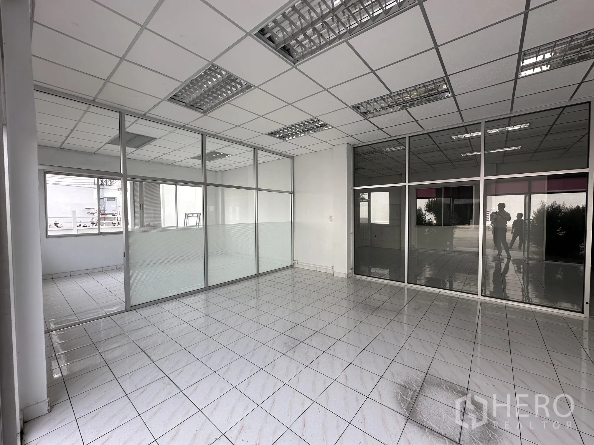 Warehouse for rent in Wang Noi, Phra Nakhon Si Ayutthaya - Second-floor office zone showing partitioned meeting rooms, windows and sliding glass doors.