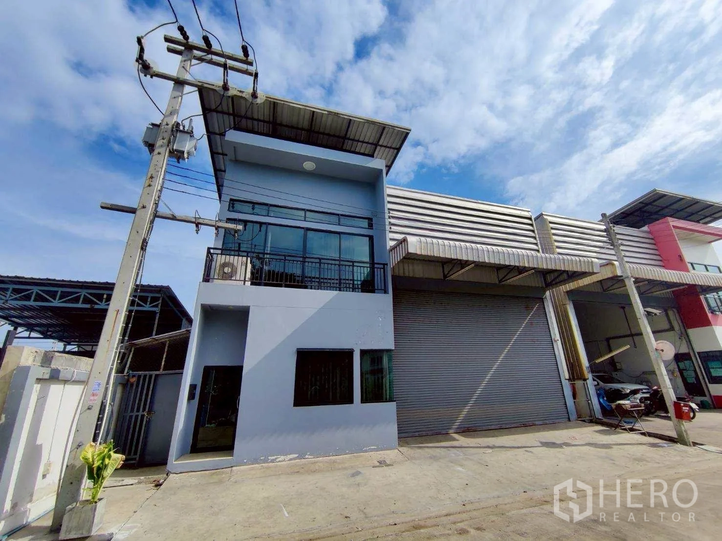 仓库 for rent in Lam Luk Ka, Pathum Thani - 仓库外立面，配备宽幅卷帘门、两层办公室与前方车道。