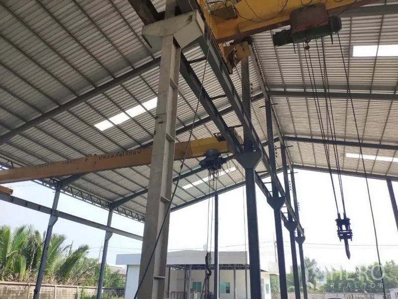 Factory for rent in Samut Sakhon - Close-up of hoist and gantry system beneath the metal roof inside the factory.