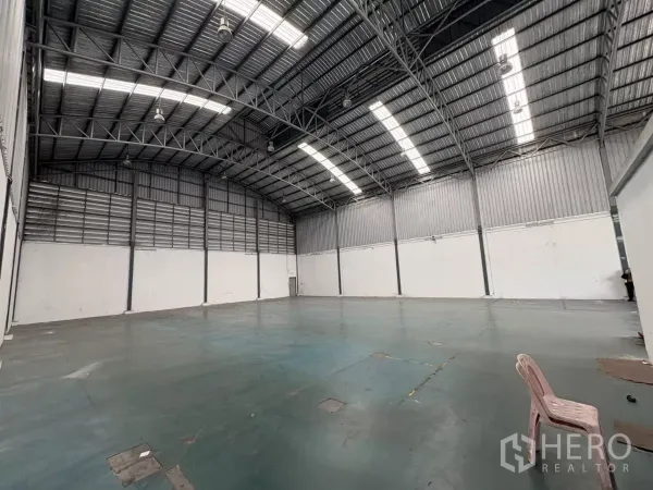 Warehouse for rent in Bang Phli, Samut Prakan - Empty warehouse space with high truss ceiling and insulated wall panels.