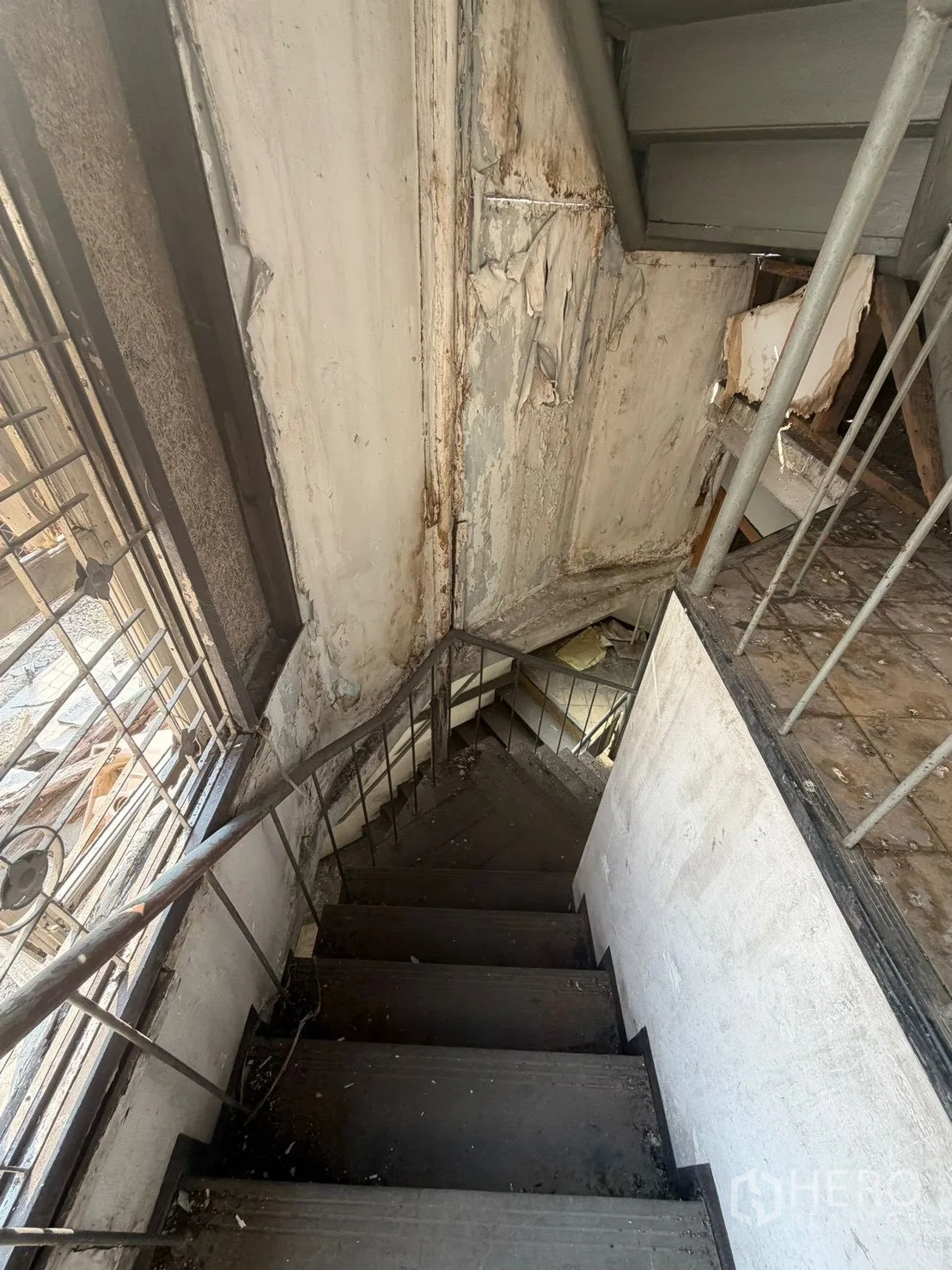 ตึกแถว for rent in Watthana, Bangkok - บันไดแคบลงสู่ชั้นล่างข้างหน้าต่างบานใหญ่.