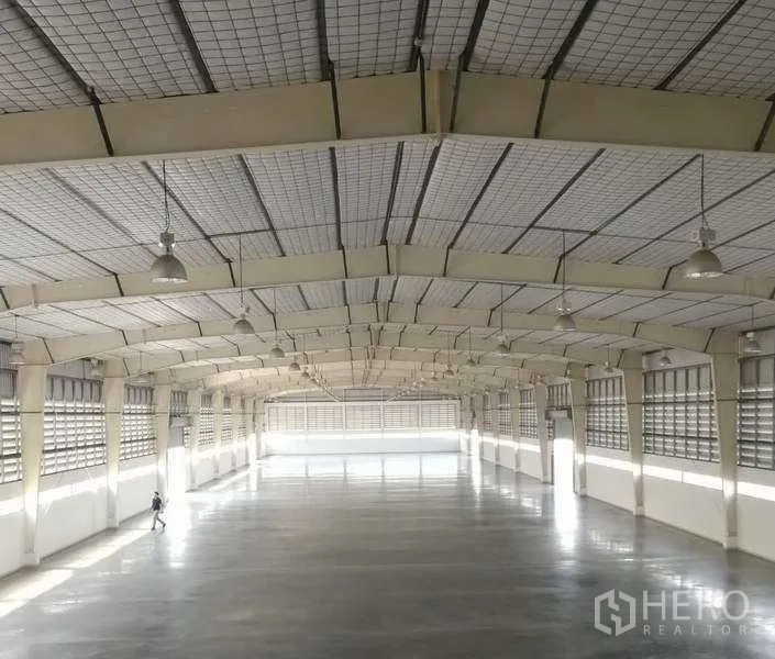 工厂 出租在Bang Bo, Samut Prakan - 宽阔无柱仓储内景，吊装工业照明与保温屋顶，地面平整便于装卸。