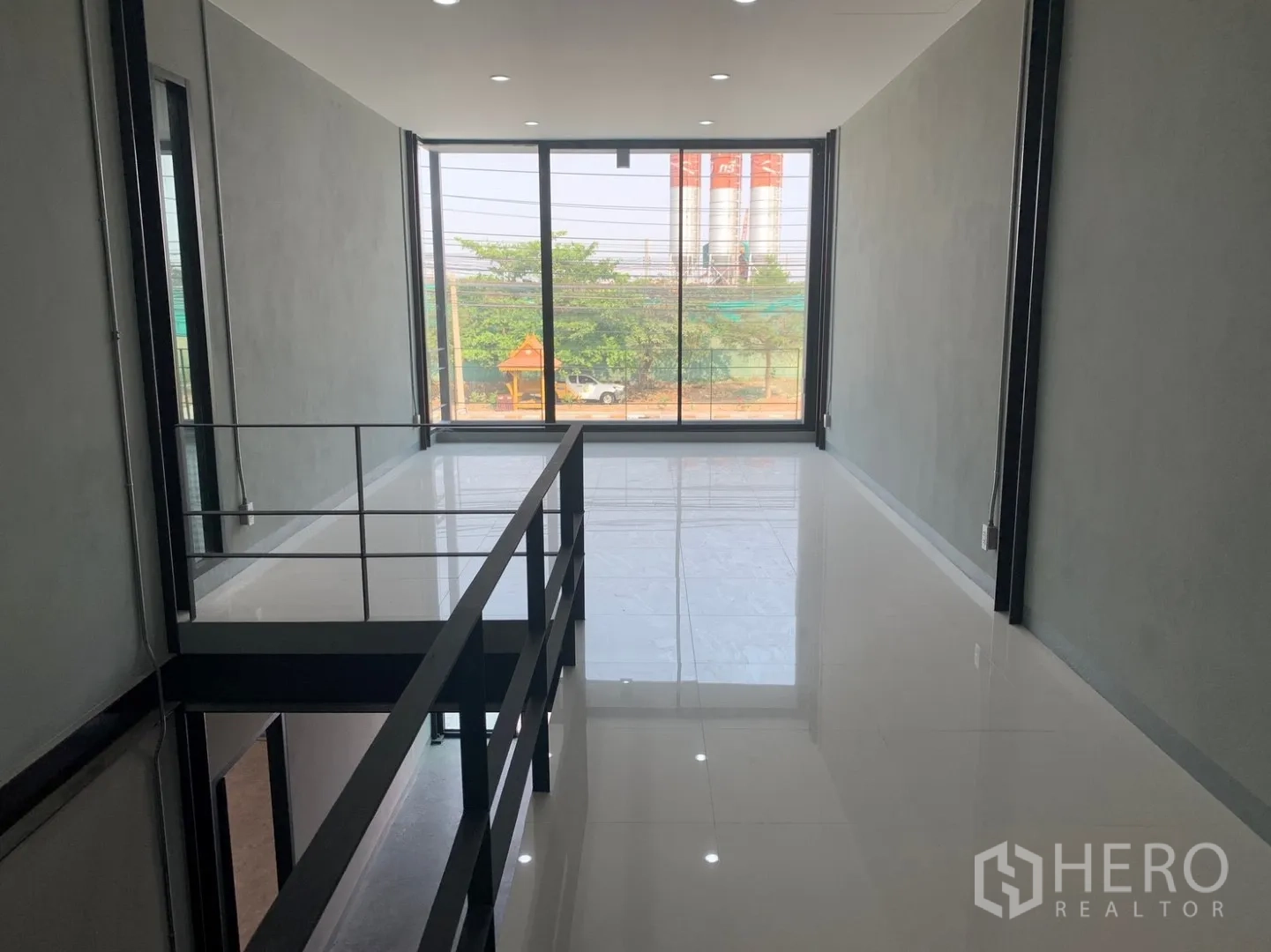 仓库 for rent in Bang Phli, Samut Prakan - 夹层走廊配整面玻璃立面，俯瞰前方区域。