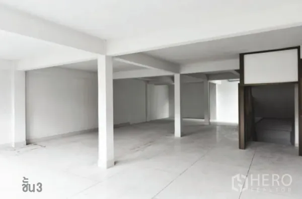店屋 出租在Watthana, Bangkok - 店屋上层开放式空间，白色立柱与楼梯井。