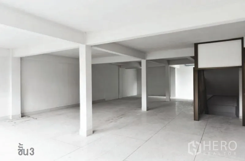 店屋 出租在Watthana, Bangkok - 店屋上层开放式空间，白色立柱与楼梯井。
