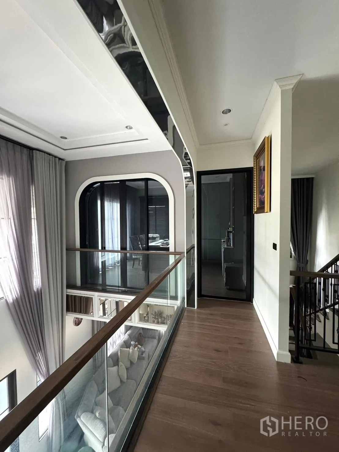 Detached House for sale in Mueang Pathum Thani, Pathum Thani - Upper walkway with glass railing overlooking the living room.