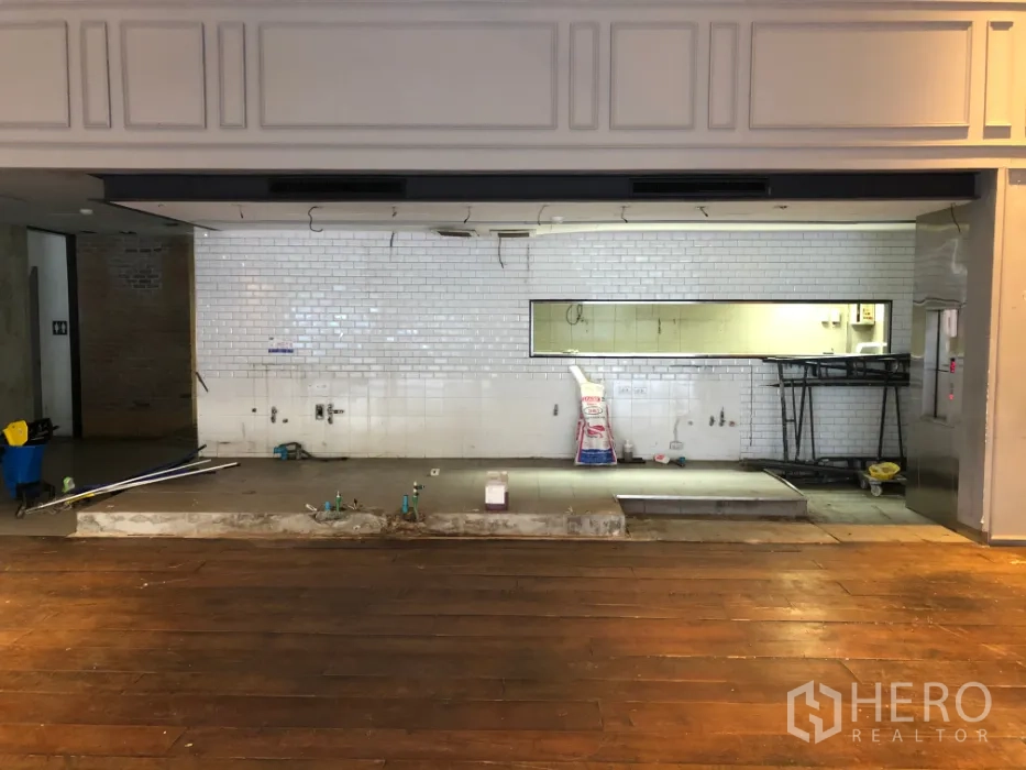 Retail Space for rent in Khlong Toei, Bangkok - Former service counter with white subway tiles and a raised platform ready for kitchen or bar installation.