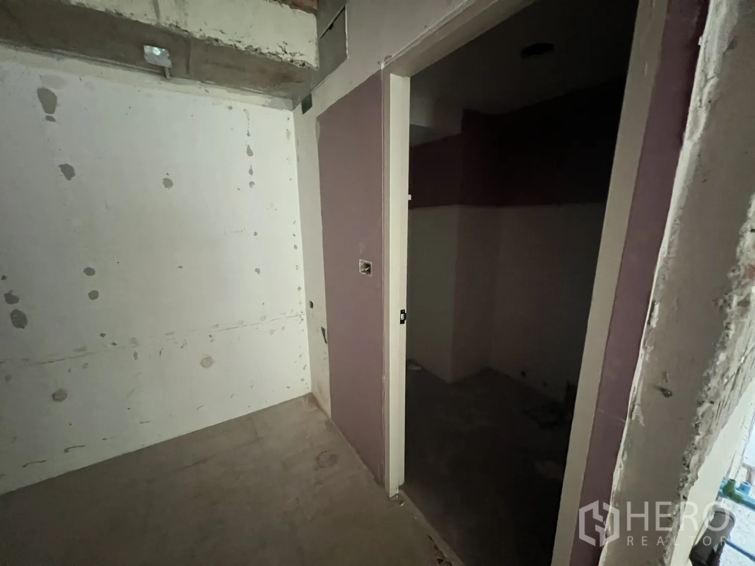 Retail Space for rent in Watthana, Bangkok - Small unfinished back room or storage space off the main floor.