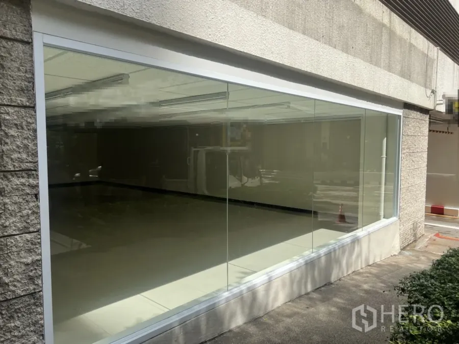 Retail Space for rent in Watthana, Bangkok - Street-level retail storefront with a wide floor-to-ceiling glass window and tiled walkway.