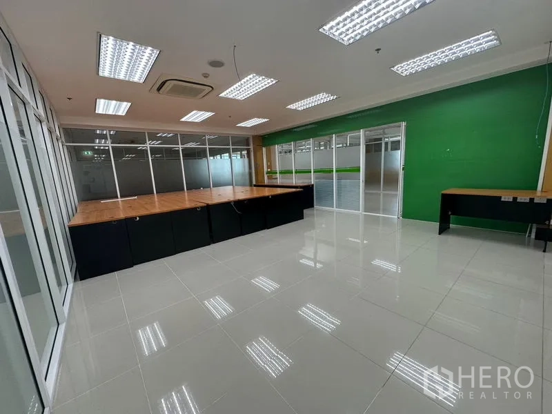 办公空间 出租在Suan Luang, Bangkok - 宽敞办公区，配LED网格灯、绿色点缀墙及木质内置工位。