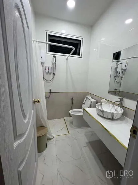 独立式住宅 出租在Lat Krabang, Bangkok - 现代卫浴，步入式淋浴区、大镜面与台上盆，地面仿大理石。