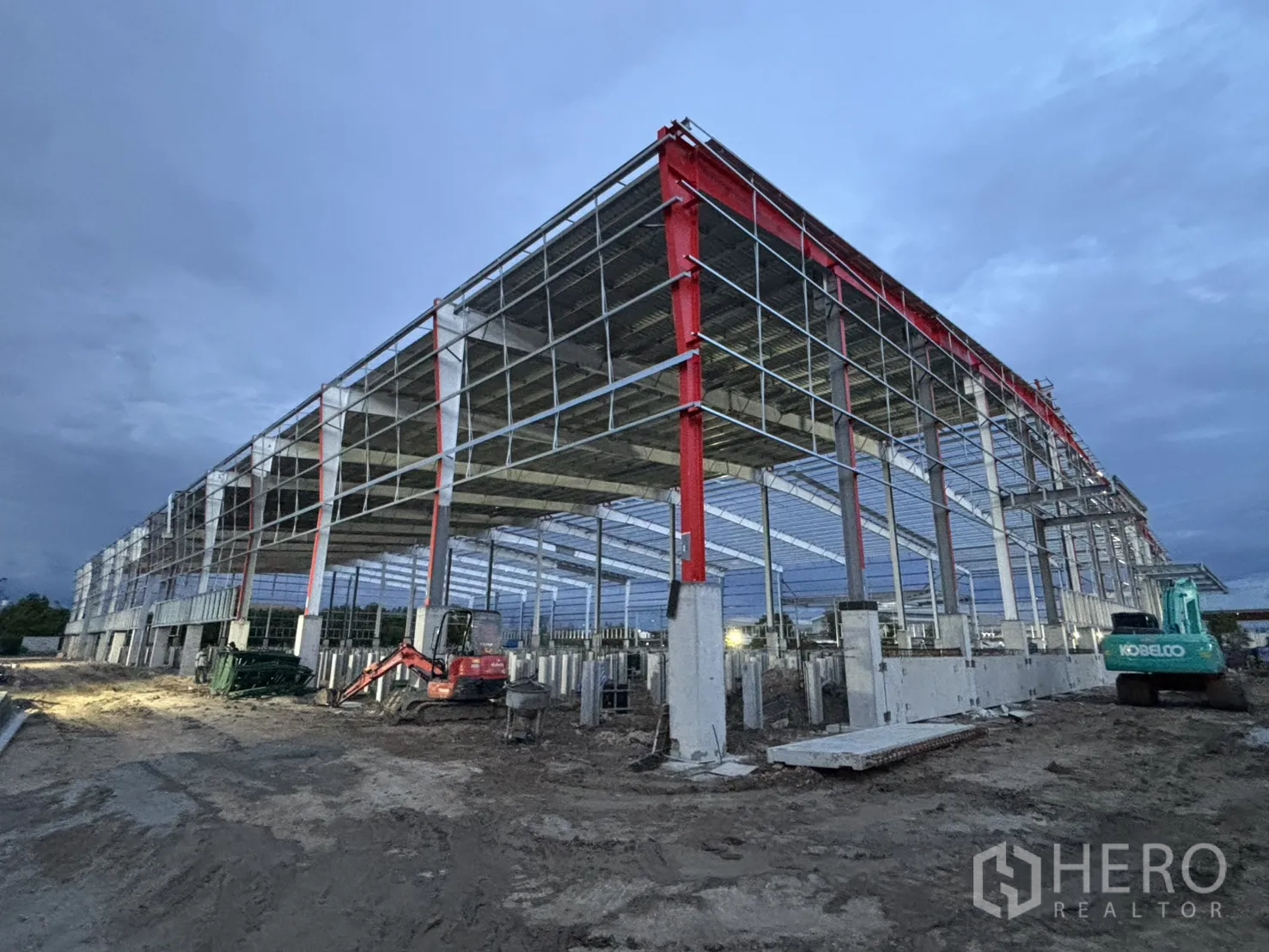 Factory for rent in Bang Pakong, Chachoengsao - On-site photo of steel-frame factory under construction with tall columns and roof trusses.