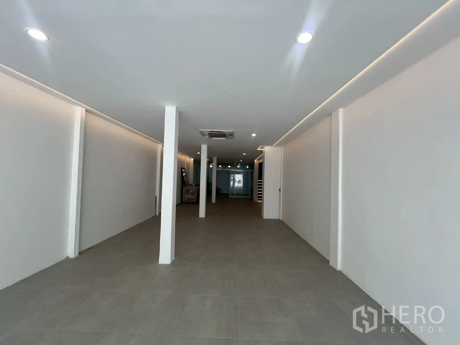 โฮมออฟฟิศ for rent in Watthana, Bangkok - โถงยาวโล่งพร้อมไฟฝ้าและพื้นโทนกลาง