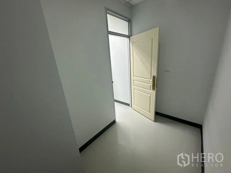 办公空间 出租在Bang Rak, Bangkok - 狭窄过道或储物空间，打开的门与高窗。