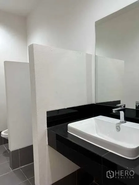 工厂 出租在Bang Phli, Samut Prakan - 洗手间，黑色台面与方形洗手盆、隔断