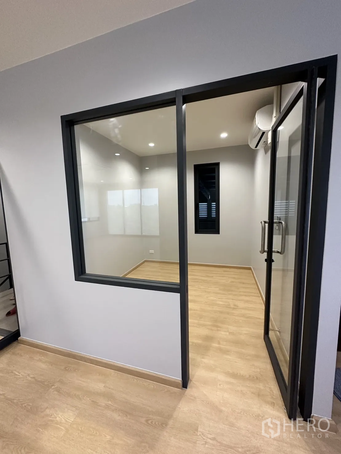 Factory for sale in Lam Luk Ka, Pathum Thani - Compact meeting room behind glass beside the staircase.
