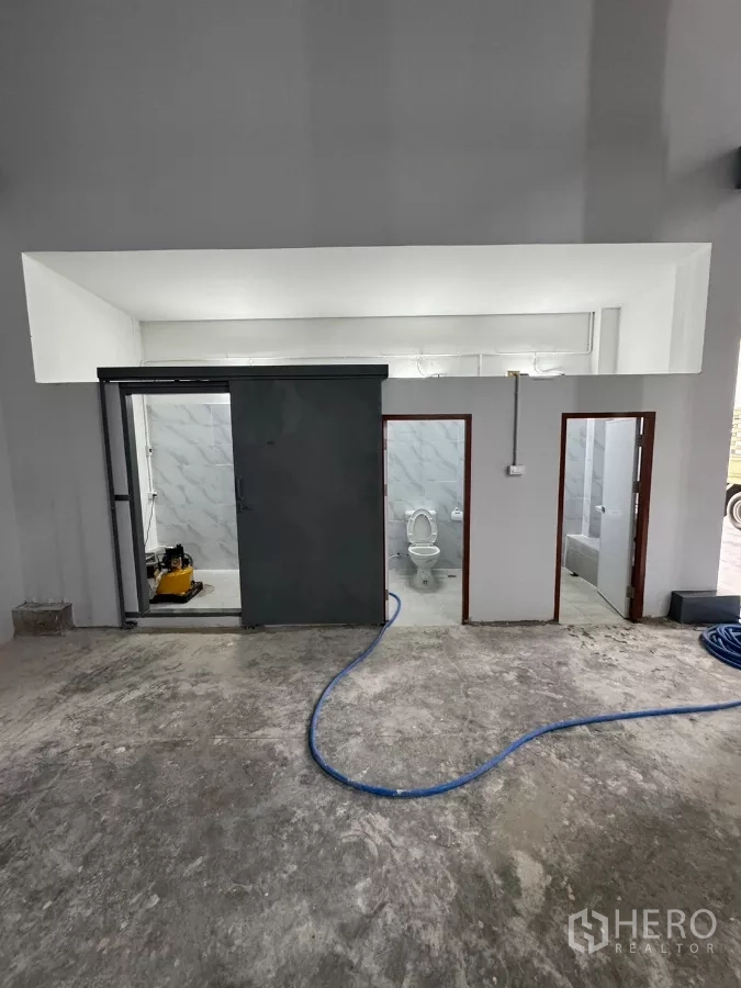 Warehouse for rent in Bang Khun Thian, Bangkok - Warehouse restroom block with multiple toilets and a utility room.