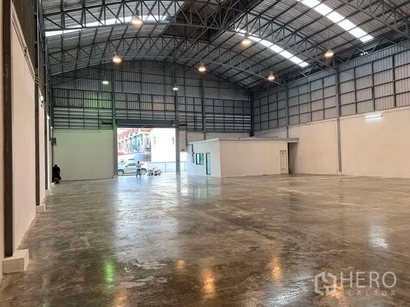货栈 出租在Bang Phli, Samut Prakan - 室内朝向宽阔卷门，可见内置办公区与光亮地面。