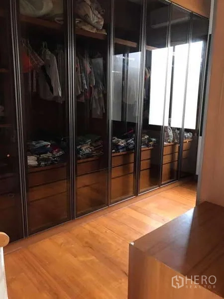 Detached House for rent in Bang Phli, Samut Prakan - Walk-in closet featuring glass-front wardrobes and wooden floor