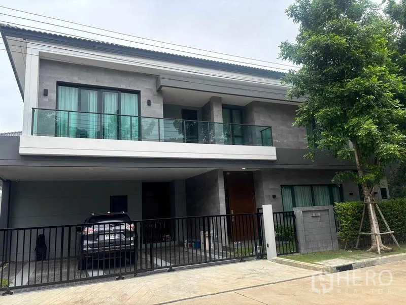 Detached House for rent in Mueang Nonthaburi, Nonthaburi - Street-facing view of the contemporary facade with balcony and driveway.
