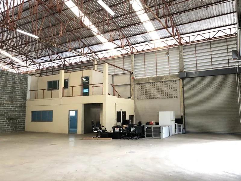 Warehouse for rent in Khlong Sam Wa, Bangkok - Open-plan warehouse with two-storey internal office, smooth concrete floor and a large roller shutter door.