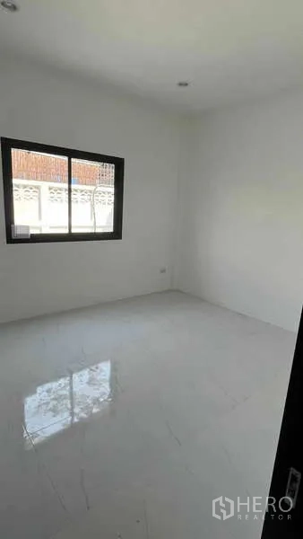 Warehouse for rent in Bang Khen, Bangkok - Clean staff or office room with white tile flooring and a large window.