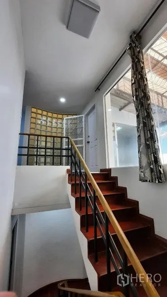 联排别墅 出租或出售在Suan Luang, Bangkok - 通往露台的楼梯，玻璃砖墙采光充足。