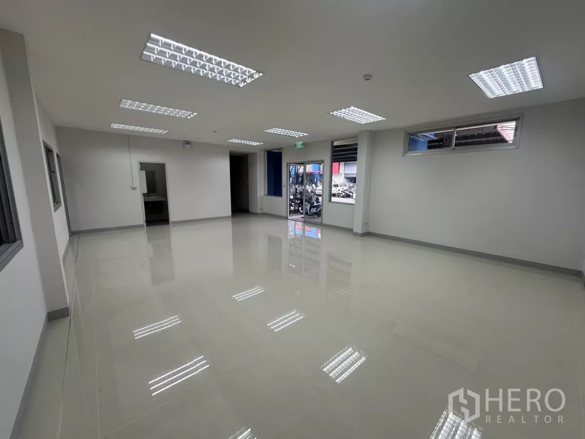 โรงงาน ให้เช่าในBang Phli, Samut Prakan - สำนักงานแปลนโล่งชั้นล่าง มองเห็นทางเข้าอาคารและแสงธรรมชาติ