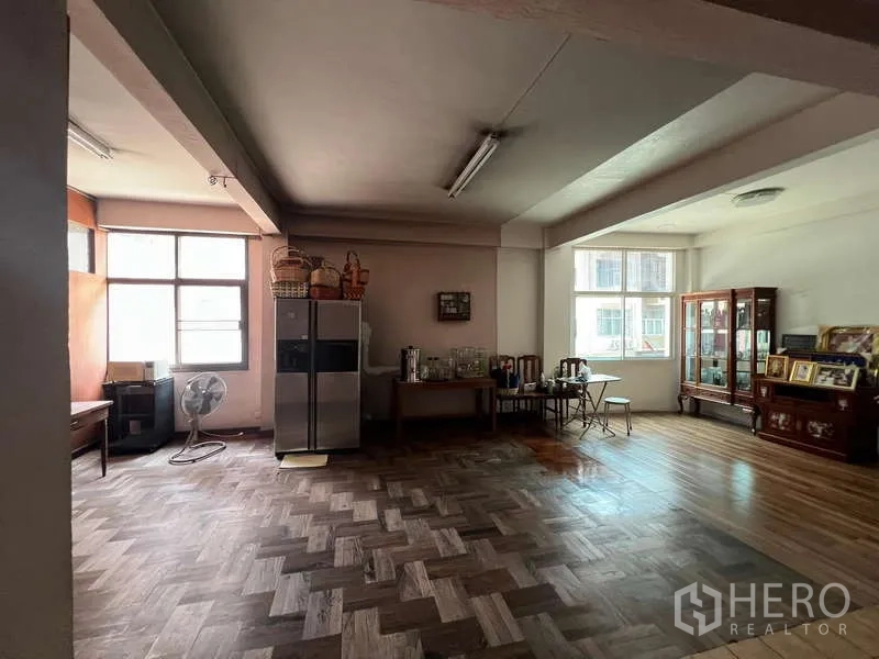 店屋 出租 - 宽敞多功能房，拼花木地板与大窗户。